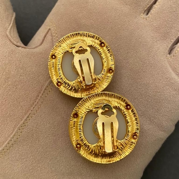 Authentic CHANEL Gold Plated CC Logo Faux Pearl V - Picture 6 of 7